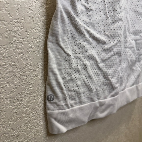 Lululemon athletica muscle tank Women's Top Sz 2 - Picture 2 of 9